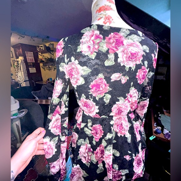 Floral Lace Blouse - Picture 5 of 5
